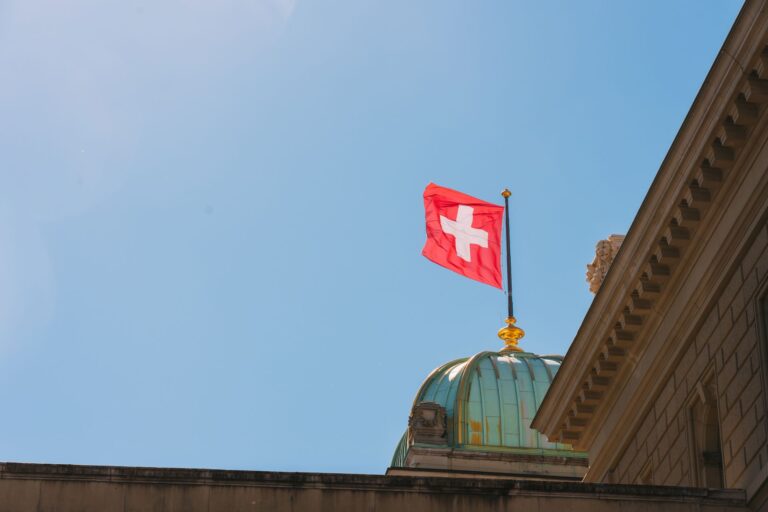 schweizer-flagge-über-dem-schweizer-bundeshaus-bern