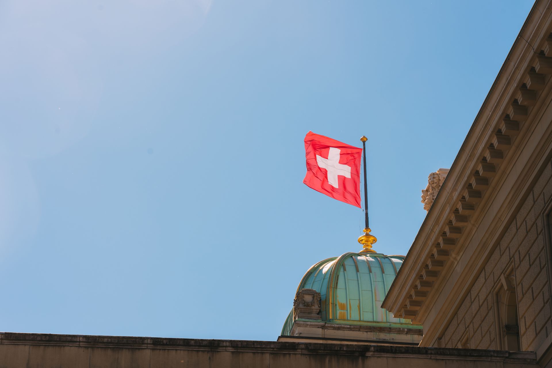 schweizer-flagge-über-dem-schweizer-bundeshaus-bern